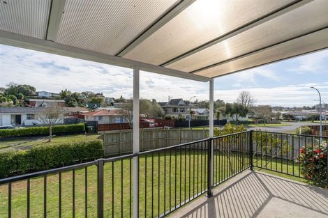 Photo of property in 2 Lachlan Drive, Dinsdale, Hamilton, 3204