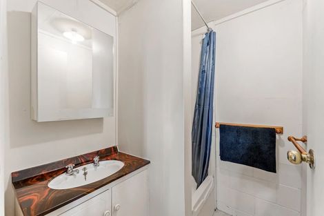 Photo of property in 1 The Terrace, Herald Island, Auckland, 0618