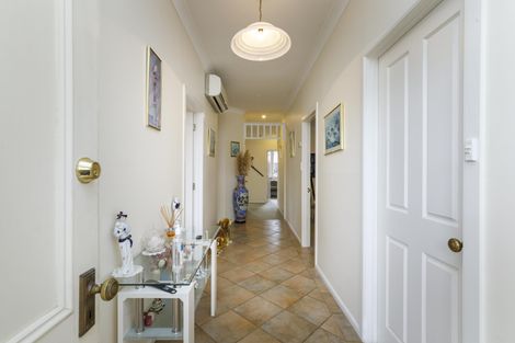 Photo of property in 4 The Oaks, Awapuni, Palmerston North, 4412