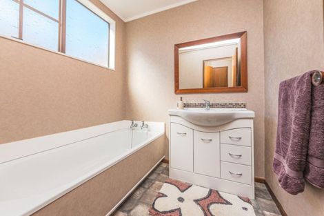 Photo of property in 16 Akepiro Place, Tawhero, Whanganui, 4501