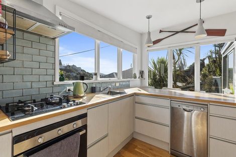 Photo of property in 25 Hungerford Road, Lyall Bay, Wellington, 6022