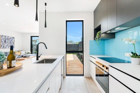 Photo of property in 7/90 Picasso Drive, West Harbour, Auckland, 0618