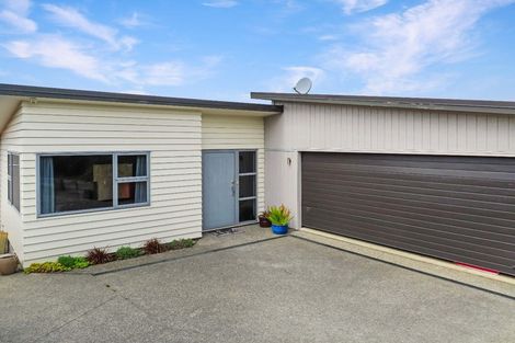 Photo of property in 29 Mcewen Crescent, Riverstone Terraces, Upper Hutt, 5018