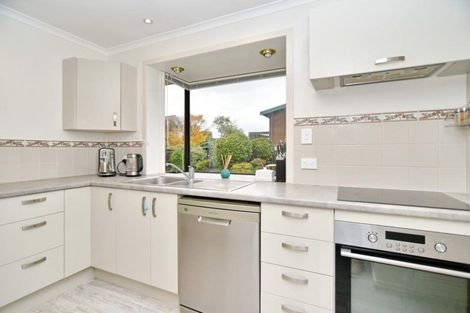 Photo of property in 15 Sonning Place, Redwood, Christchurch, 8051