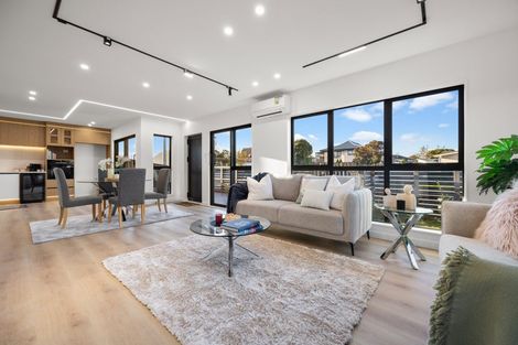 Photo of property in 1/31 Akoranga Drive, Northcote, Auckland, 0627