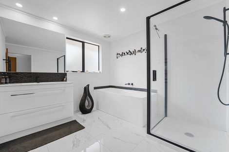 Photo of property in 21a Kinross Drive, Merrilands, New Plymouth, 4312