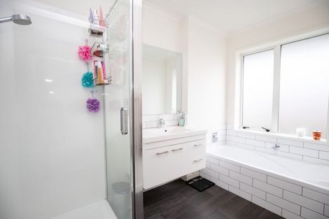 Photo of property in 8 Costello Drive, Ngatea, 3503