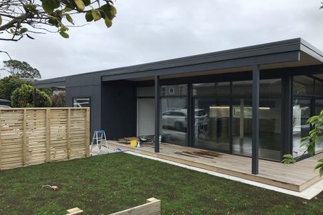 Photo of property in 106 Pioneer Road, Moturoa, New Plymouth, 4310