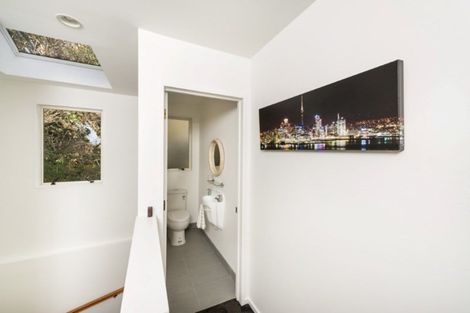 Photo of property in 2/42 Holland Road, Hillcrest, Auckland, 0627