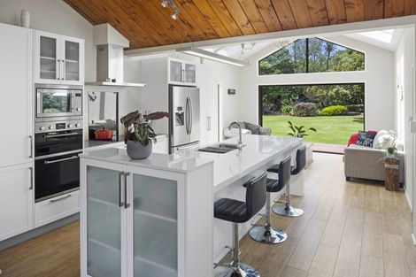 Photo of property in 132 Motu Road, Kumeu, 0891