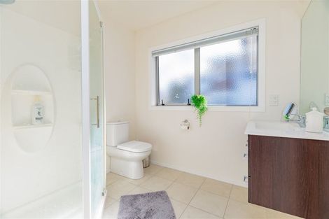 Photo of property in 27 Tamworth Crescent, Newlands, Wellington, 6037