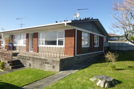 Photo of property in 39 Manhattan Heights, Glendene, Auckland, 0602