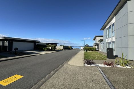Photo of property in 12 Cromwell Point, Newlands, Wellington, 6037