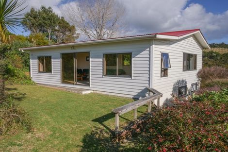 Photo of property in 21 Seaview Road, Cable Bay, 0420