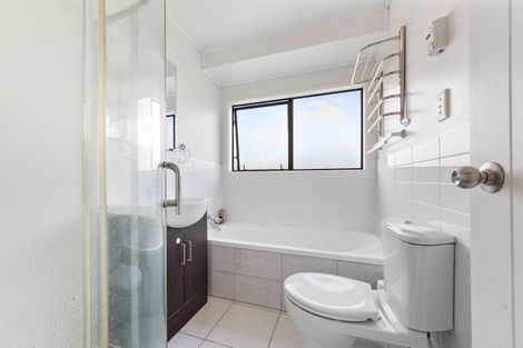 Photo of property in 21 Oreil Avenue, West Harbour, Auckland, 0618