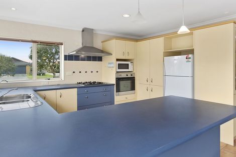 Photo of property in 28 Mcleod Place, Papamoa Beach, Papamoa, 3118