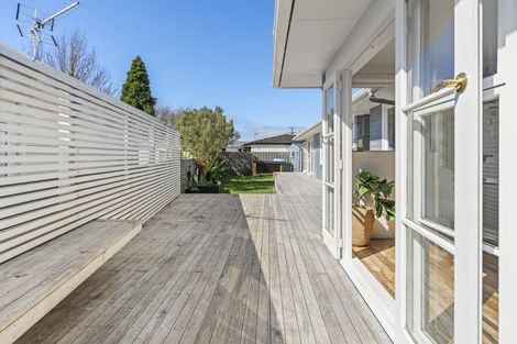 Photo of property in 215 Mangorei Road, Merrilands, New Plymouth, 4312