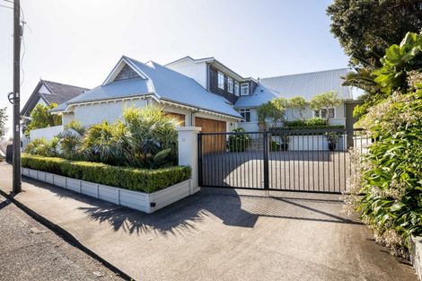 Photo of property in 10 Woolcombe Terrace, New Plymouth, 4310