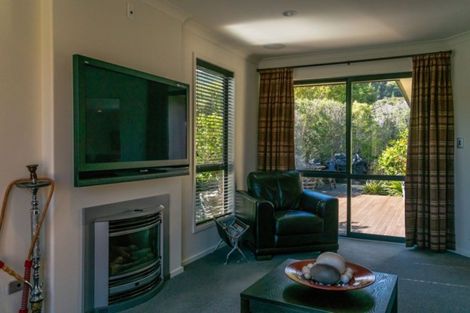 Photo of property in 15 Weka Place, Picton, 7220