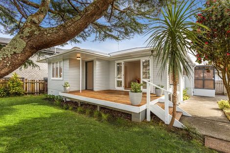 Photo of property in 2 Beazley Place, Glendene, Auckland, 0602