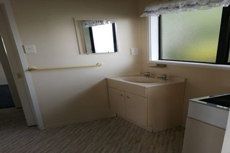 Photo of property in 43 Sunnyside Road, Sunnyvale, Auckland, 0612