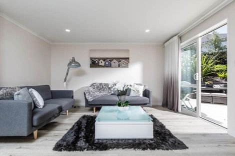 Photo of property in 22 Syd Grant Crescent, Orewa, 0931