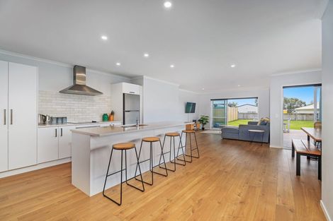 Photo of property in 8 Navigation Drive, Cooks Beach, Whitianga, 3591