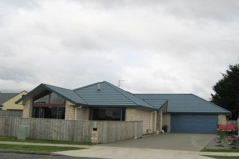Photo of property in 17 Holcombe Drive, Paraparaumu, 5032