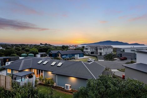 Photo of property in 6 Arapipi Way, Peka Peka, Waikanae, 5391