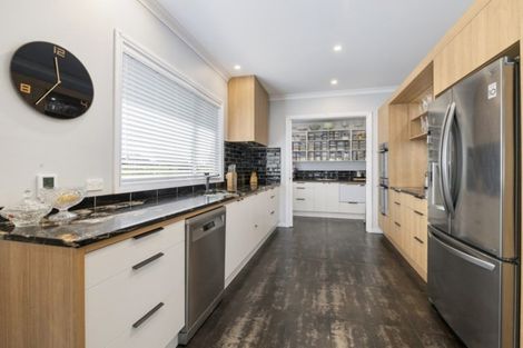 Photo of property in 124 Johnstone Drive, Fitzherbert, Palmerston North, 4410