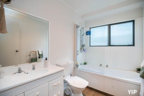 Photo of property in 4 Meadowcroft Grove, Johnsonville, Wellington, 6037