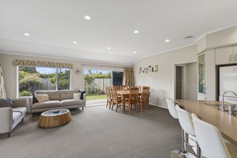 Photo of property in 2 Oakwood Drive, Highlands Park, New Plymouth, 4312