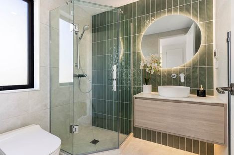 Photo of property in 21e Knights Road, Rothesay Bay, Auckland, 0630