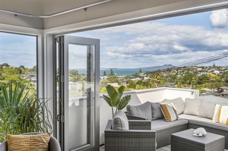 Photo of property in 2/21 Hythe Terrace, Mairangi Bay, Auckland, 0630