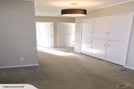 Photo of property in 24 Holdaway Avenue, Northcote, Auckland, 0627