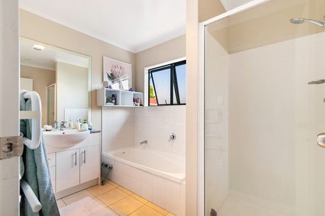 Photo of property in 86a Barrys Road, Glendene, Auckland, 0602