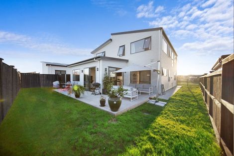 Photo of property in 11 Koiora Road, Clarks Beach, 2122