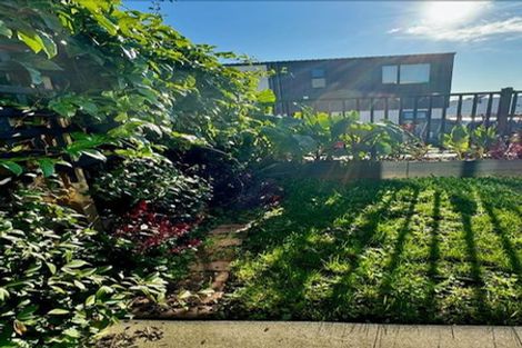 Photo of property in 16 Clay Works Lane, New Lynn, 0600