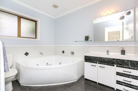 Photo of property in 5 John Guthrie Place, Merrilands, New Plymouth, 4312