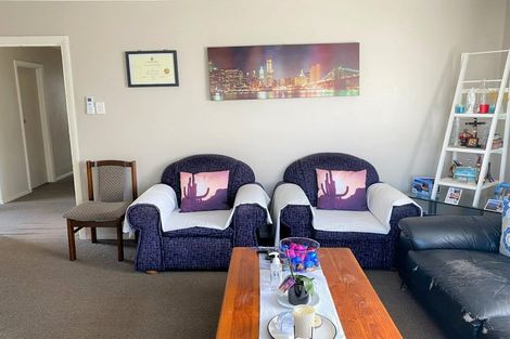 Photo of property in 32 Farnborough Crescent, Mangere, Auckland, 2022