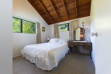 Photo of property in 46 Rayner Road, Piha, New Lynn, 0772