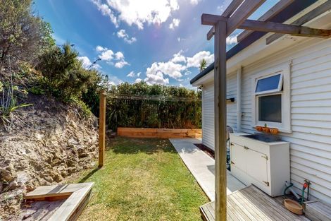 Photo of property in 140 Severn Street, Island Bay, Wellington, 6023