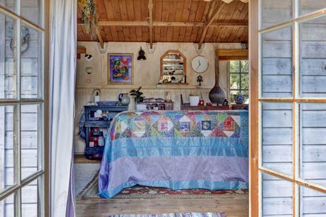 Photo of property in 2 Te Ara Karoiroa Road, Hurford, New Plymouth, 4374