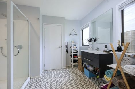 Photo of property in 24 Seaview Road, Piha, New Lynn, 0772