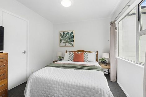 Photo of property in 2/102 Endeavour Street, Lyall Bay, Wellington, 6022