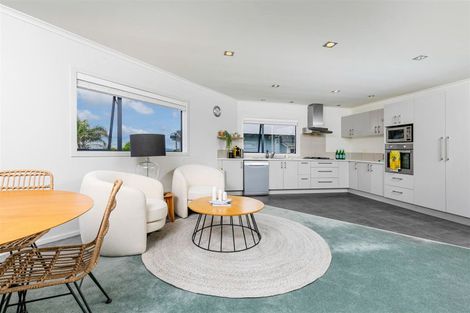 Photo of property in 2/199 Onewa Road, Birkenhead, Auckland, 0626