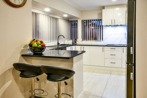 Photo of property in 2 Menen Place, Manurewa, Auckland, 2105