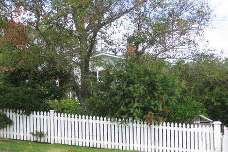 Photo of property in 96 Island Bay Road, Beach Haven, Auckland, 0626