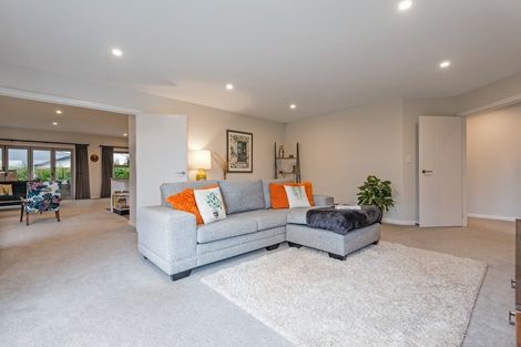Photo of property in 8 Mediterranean Grove, Fitzherbert, Palmerston North, 4410