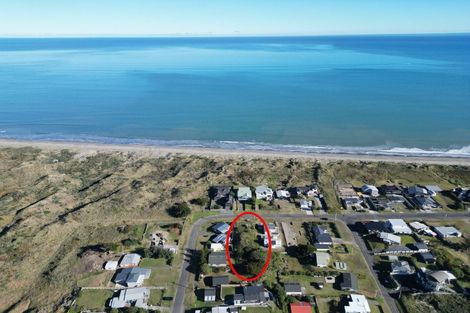 Photo of property in 37 Marine Parade South, Foxton Beach, Foxton, 4815